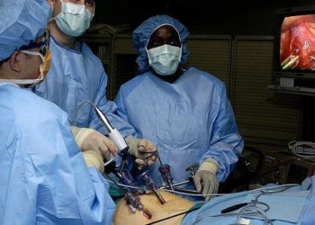 Complications 4.5x more frequent in hernias repaired laparoscopically vs. open repair