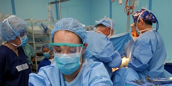 US_Navy_100620-N-4044H-105_Hospital_Corpsman_3rd_Class_Dana_Doody_pours_saline_solution_on_laparotomy_sponges_during_a_surgery_aboard_the_Military_Sealift_Command_hospital_ship_USNS_Mercy_(T-AH_19)