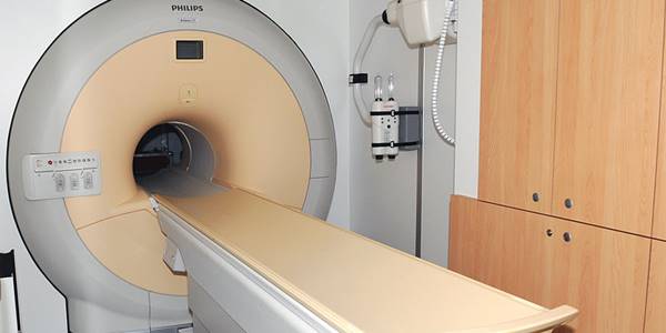 800px-US_Navy_111006-O-KK908-026_An_MRI_machine_is_set_up_at_the_Role_3_Medical_Facility_at_Joint_Operating_Base,_Bastion,_Afghanistan