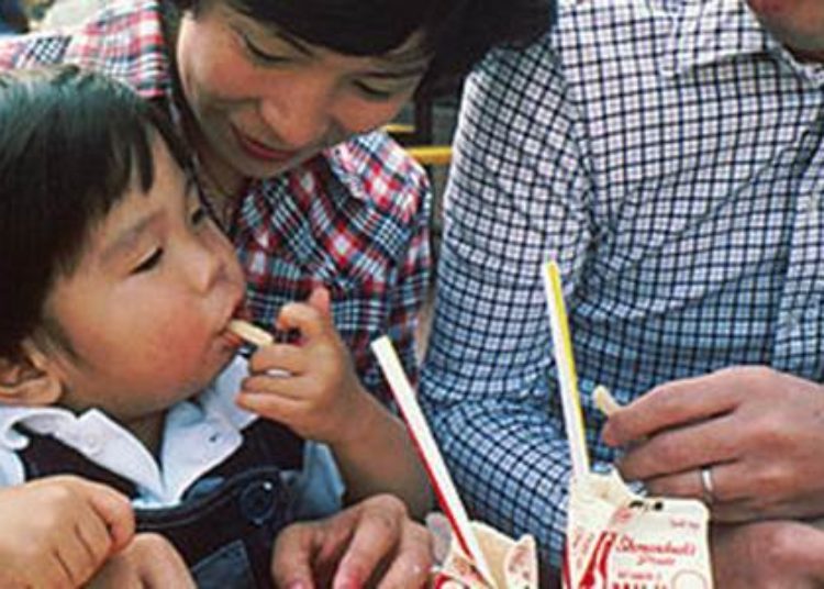 Observation of mobile device use among caregivers at mealtime