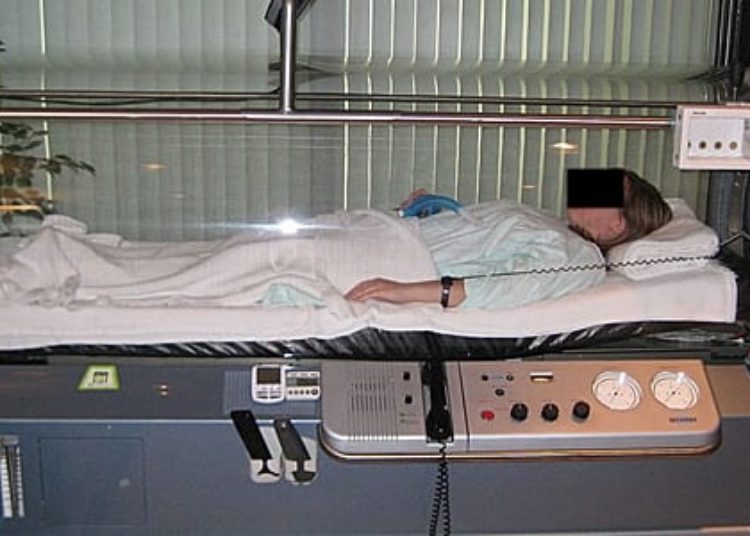 Hyperbaric oxygen does not significantly improve post-concussion symptoms