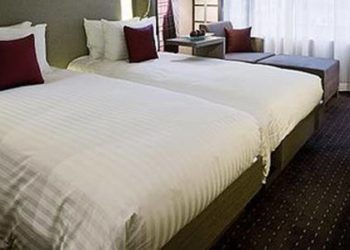 Small screen exposure associated with decreased sleep duration, quality