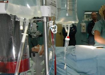 Preoperative tumor embolization does not reduce operative blood loss