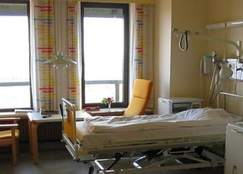Multicomponent nonpharmacological delirium intervention reduced delirium, falls