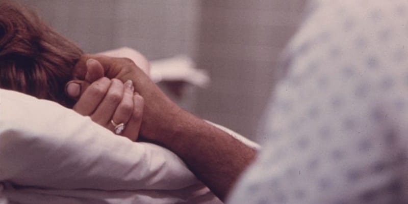 PD birth labor 800px-A_HUSBAND_HOLDS_HIS_WIFE'S_HAND_DURING_DELIVERY_OF_THEIR_BABY_IN_LORETTO_HOSPITAL_IN_NEW_ULM,_MINNESOTA._THERE_ARE..._-_NARA_-_558167