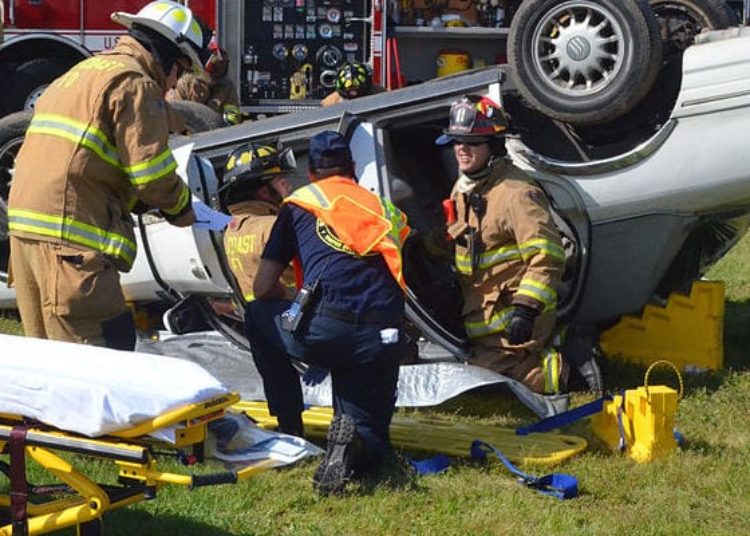 Primary seat belt laws associated with lower motor vehicle fatality