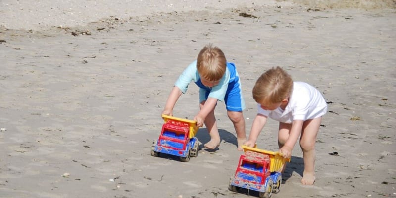 CC Children playing in sand