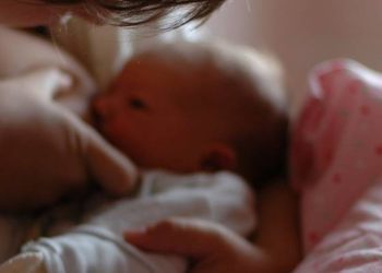 Fewer work hours linked to greater likelihood of continued breastfeeding