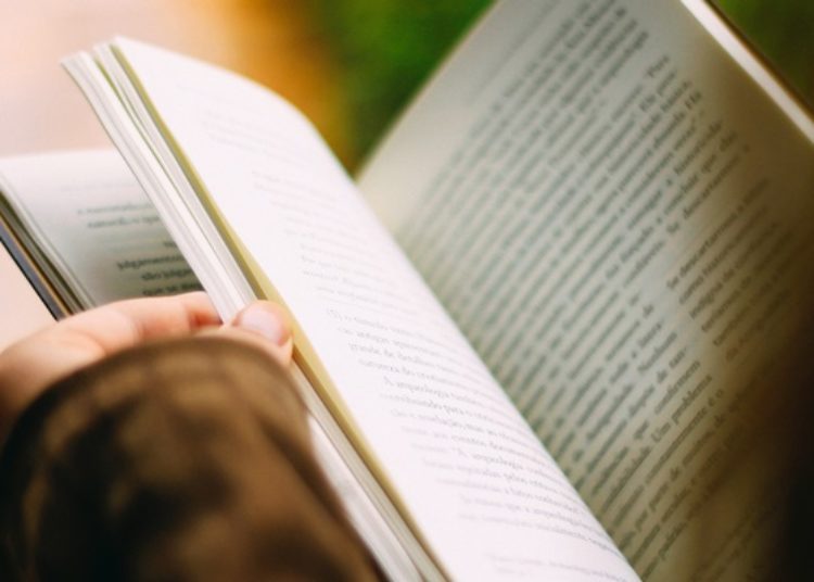 Reading print books leads to more parent-child interactions than electronic books